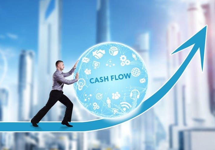 En man i skjorta trycker ett lysande klot med texten CASH FLOW uppför en stigande blå pil.