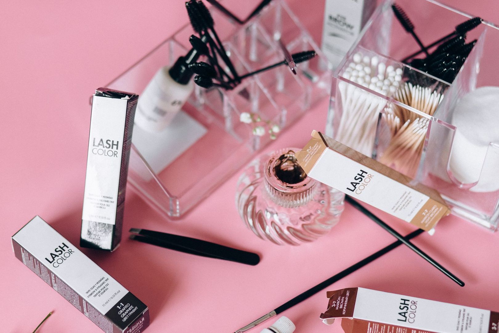 Lashlift-produkter och tillbehör på rosa bakgrund